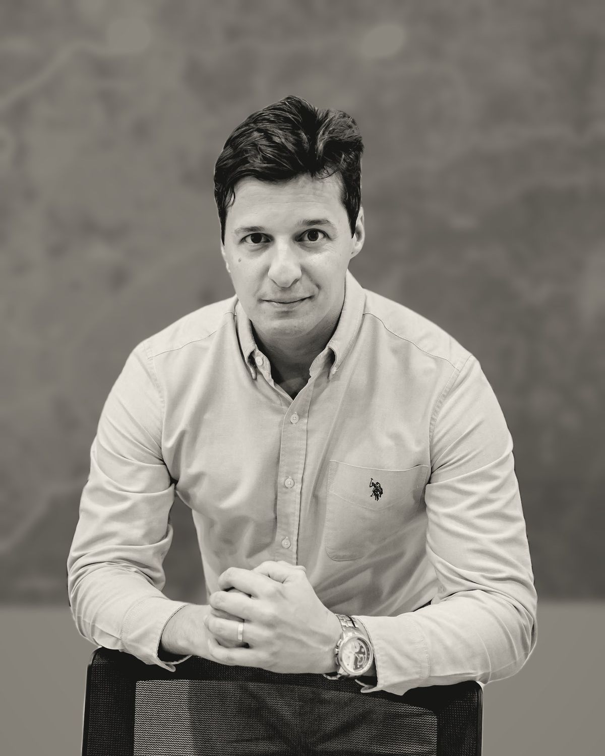 Retrato de Henrique Mariz, engenheiro ambiental, em preto e branco